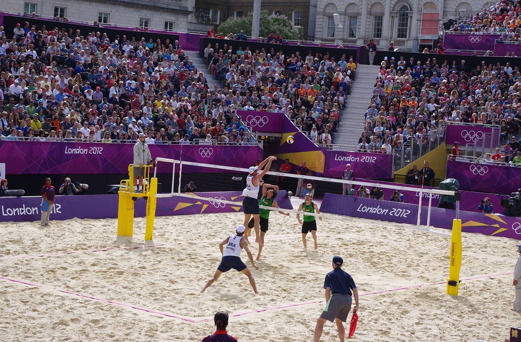 Match de volleyball de plage arbitré devant les gradins