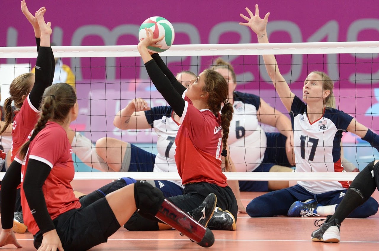 Joueuses de volleyball assis au filet lors d’un match international